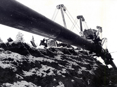 Изоляция труб газопровода «Сияние Севера» и укладка их в траншеи на участке — Сосновка. 1968 г.